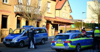 Copertina di Germania, 26enne spara in un edificio a Rot am See: uccisi i genitori e altri quattro parenti