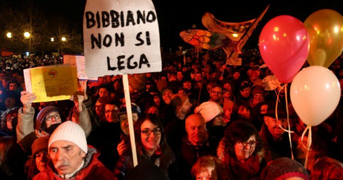 Copertina di Le Sardine ribattono Salvini  5 mila in piazza contro mille