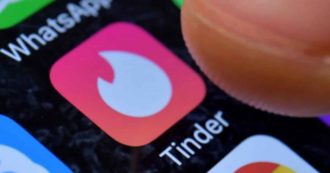 Copertina di Milano capitale di Tinder: è la prima città in Italia per incontri con l’app di dating. Ma i giovani hanno perso la speranza di avere una relazione