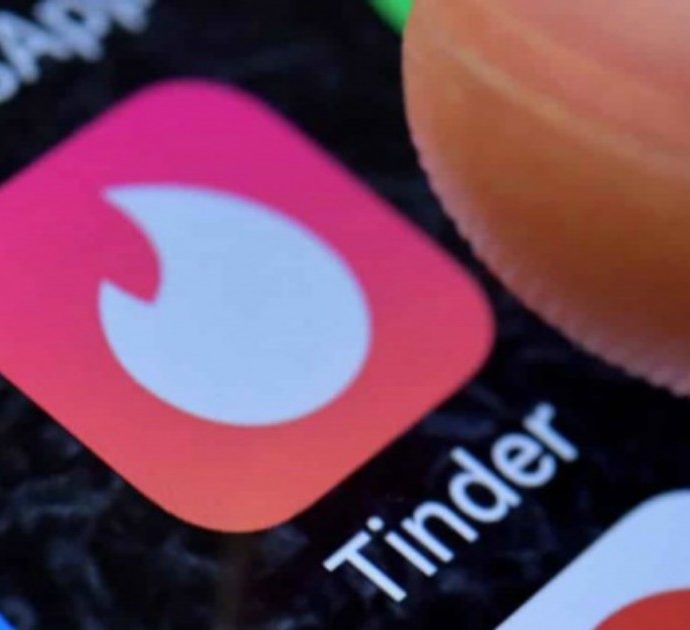 Milano capitale di Tinder: è la prima città in Italia per incontri con l’app di dating. Ma i giovani hanno perso la speranza di avere una relazione