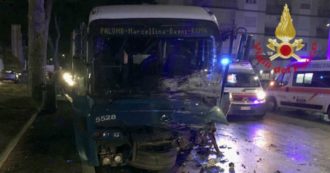 Copertina di Roma, scontro tra auto e bus nella notte in via Tiburtina: morti due amici di 19 e 20 anni