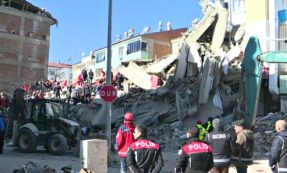 Copertina di Turchia, terremoto di magnitudo 6.8: soccorritori al lavoro per estrarre persone dalle macerie