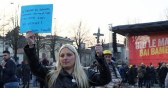 Copertina di Quelle 2 piazze “ignoranti” nella lunga notte a Bibbiano