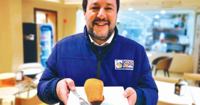 Copertina di Il digiuno farsa di Salvini finisce con tortellini e babà