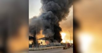 Copertina di Foggia, incendio distrugge 23 mezzi per la raccolta rifiuti a San Severo. Il sindaco: “Avanti con lotta per la legalità”. Quarto caso da luglio