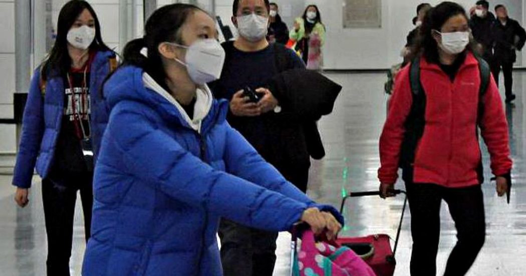 Coronavirus, in Cina 56 morti e 2000 infetti: “Sembra diventare più forte”. Rafforzate le misure di sicurezza negli aeroporti italiani: sarà misurata la temperatura a bordo degli aerei