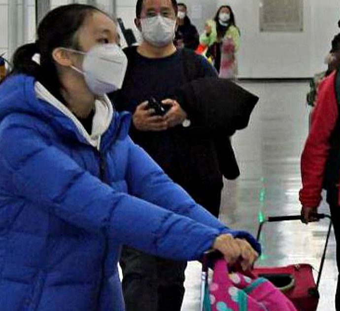 Coronavirus, in Cina 56 morti e 2000 persone infette: “Sembra diventare più forte”. Registrato in Vietnam il primo caso di trasmissione avvenuto al di fuori del paese