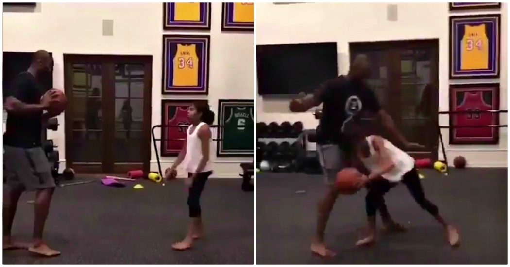 Kobe Bryant, l’ex stella Nba gioca a basket con la figlia Gigi nella palestra di casa: il video