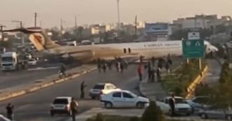 Copertina di Iran, aereo finisce fuori pista durante l’atterraggio: salvi i 135 passeggeri