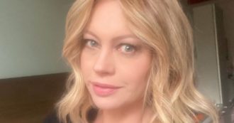 Copertina di Non è l’Arena, Anna Falchi: “Io ho goduto nell’essere considerata un oggetto”. E Roberta Bruzzone si infuria: “Dobbiamo parlare”