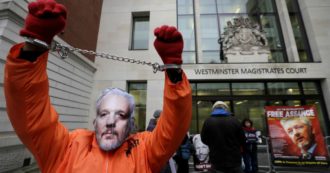 Copertina di Julian Assange, l’appello per la sua liberazione: “Ha rivelato crimini di guerra, l’azione legale contro di lui è un precedente pericoloso”