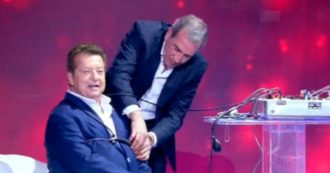 Copertina di Live-Non è la D’Urso, Vittorio Cecchi Gori si sottopone alla macchina della verità ma cade prima di raggiungere la sedia