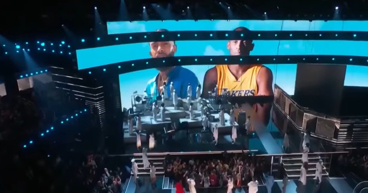 Grammy Awards 2020, Billie Eilish trionfa e la musica piange il campione Kobe Bryant. Alicia Keys commossa: “Ti amiamo”