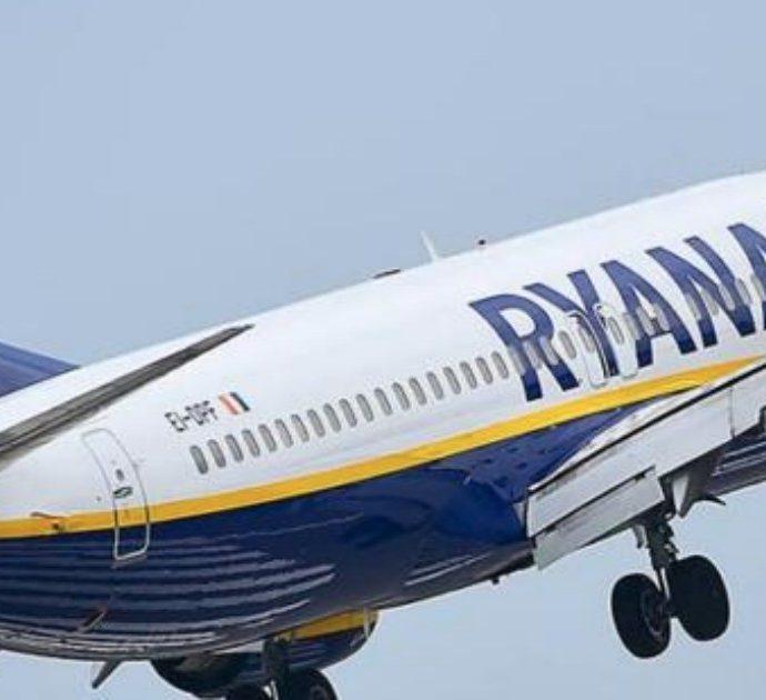 L’aereo Ryanair parte mentre loro aspettano di salire a bordo sull’ascensore per disabili. Il racconto: “Un incubo, non sappiamo perché”