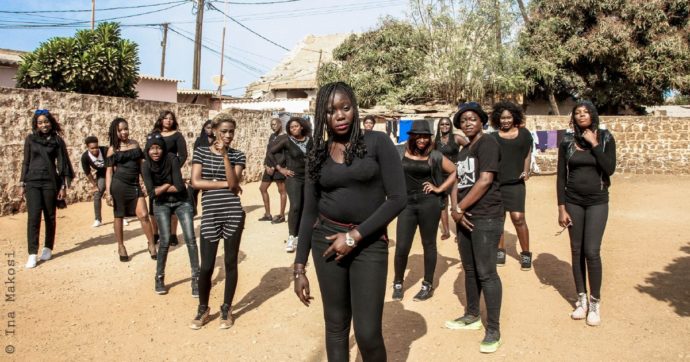 Mina, rapper musulmana che lotta per i diritti rosa