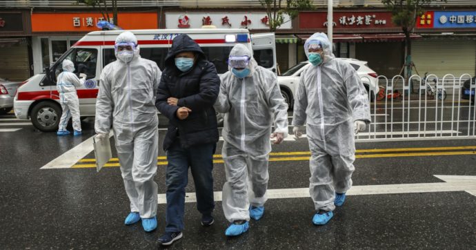 Coronavirus, 50 italiani bloccati a Wuhan. La Farnesina: “Stiamo valutando varie soluzioni. Ma serve l’autorizzazione di Pechino”