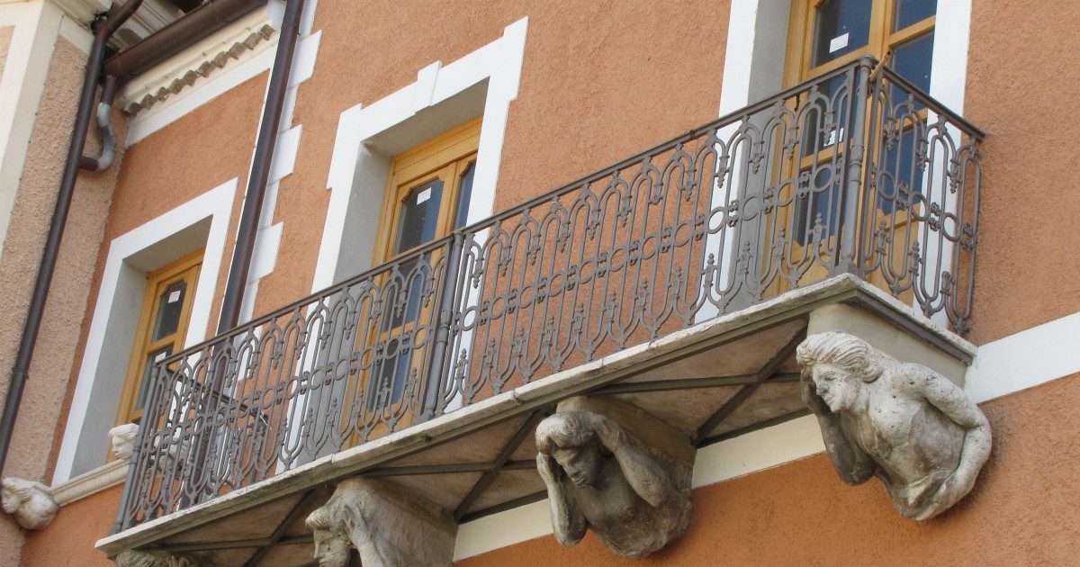 Si chiude fuori sul balcone mentre la compagna fa sesso: denunciato per favoreggiamento della prostituzione