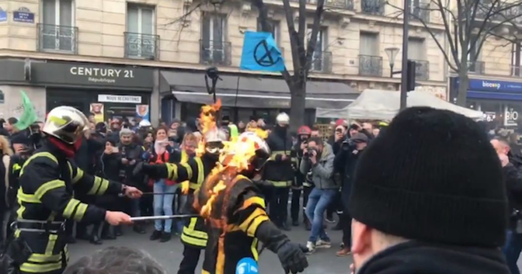 Parigi, protesta dei pompieri per le condizioni di lavoro: alcuni si danno fuoco e si fanno spegnere dai colleghi. Le immagini