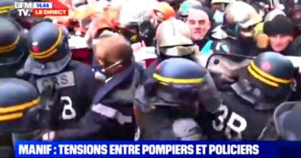 Copertina di Parigi, scontri tra i vigili del fuoco e la polizia: la protesta dei pompieri francesi per ottenere migliori condizioni di lavoro