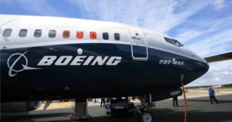 Copertina di Boeing, bilancio in rosso per la prima volta in 22 anni: sono gli effetti finanziari degli incidenti mortali del 737 Max