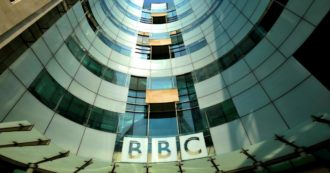 Copertina di Bbc, la tv inglese licenzia 450 giornalisti: “È ora di rimodellarci e risparmiare denaro”