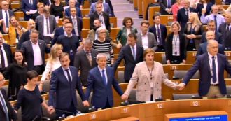 Copertina di Brexit, via libera all’accordo di recesso: eurodeputati intonano in Aula il tradizionale valzer delle candele
