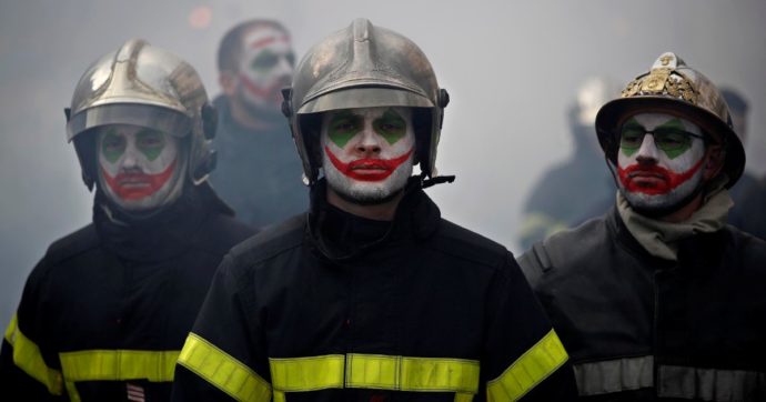 Parigi, pompieri in fiamme. La polizia li spegne a botte