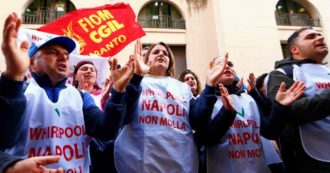 Copertina di Whirlpool, azienda apre di nuovo la procedura di licenziamento a Napoli: “Attività ferme da 8 mesi, ma finora non potevamo per legge”