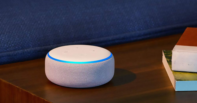 Amazon Echo Dot, smart speaker con assistente vocale Alexa, in offerta su Amazon con sconto del 42%
