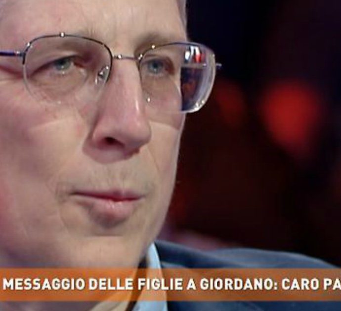Dritto e Rovescio, Mario Giordano riceve un messaggio dalle figlie in diretta e scoppia in lacrime