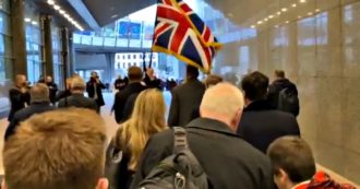 Copertina di Brexit, l’addio degli eurodeputati inglesi: via dal Parlamento Ue al suono delle cornamuse