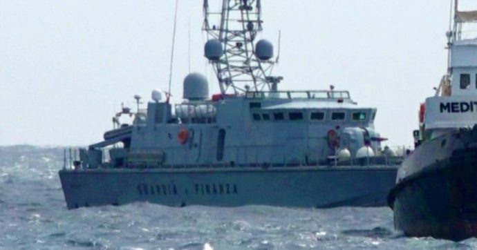 Coronavirus, tre navi militari ferme in porto in Puglia per contagi a bordo