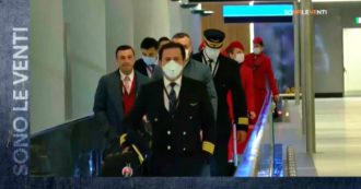 Copertina di Coronavirus, l’Italia blocca i voli diretti dalla Cina ma “non ci sono controlli su chi fa scalo”: la testimonianza a Sono le Venti (Nove)