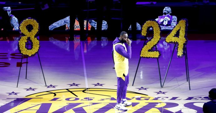 Kobe Bryant, il commovente discorso di LeBron James: “Vivrai per sempre fratello” Prima della partita 24.2 secondi di silenzio