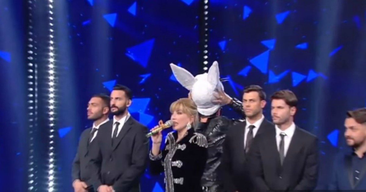 Il Cantante Mascherato, trionfa il Coniglio, era Teo Mammucari. Il format convince: ecco cosa ha funzionato e cosa no