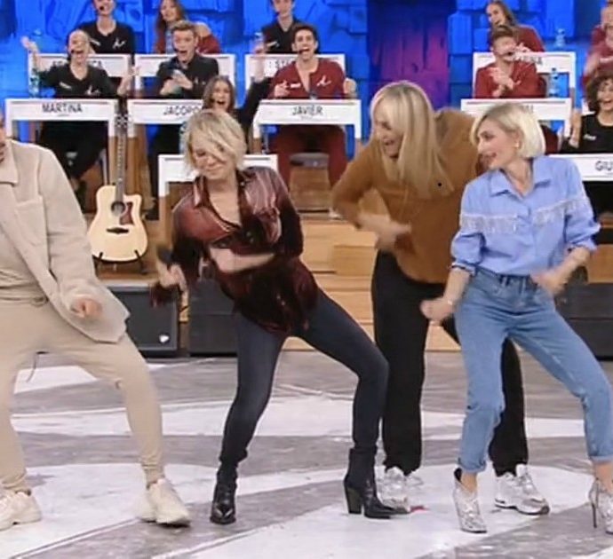 Amici 19, Maria De Filippi si scatena e balla Justin Timberlake. Giulia, Valentin e il “polemico” Nicolai promossi al serale