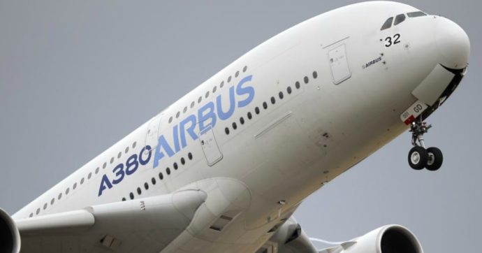 Airbus, annunciato il taglio di 15mila posti di lavoro in un anno: “Ridimensionare attività”. Oltre 10mila solo in Germania e Francia
