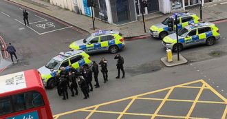 Londra, accoltella tre passanti poi viene ucciso dalla polizia. Polizia: “Terrorismo”. Testimoni: “Forse indossava gilet esplosivo”