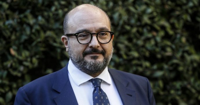 Caso Maxxi, il ministro Sangiuliano in Aula: “Ho chiesto spiegazioni a Giuli, non accetto lezioni”. Pd: “Copre Sgarbi”