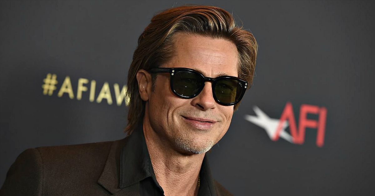 Venezia 79, al Lido arriva a sorpresa anche Brad Pitt: il look con t-shirt  e chitarra in spalla