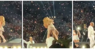 Copertina di Super Bowl 2020, l’abbraccio sul palco tra Jennifer Lopez e Shakira: i tifosi euforici per lo show delle due cantanti
