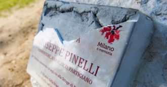 Copertina di Milano, vandalizzata la targa dedicata a Giuseppe Pinelli. Il sindaco Sala: “Ne metteremo una nuova”