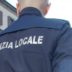 Copertina di Agente ferma il traffico con la moto e salva un bambino di 10 anni che correva in strada