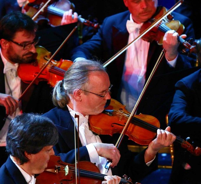 Sanremo 2020, la denuncia della Cgil sulle paghe ad alcuni componenti dell’orchestra: “Vergognose”. Il caso degli archi: “Compenso da 30 a 60 euro al giorno”