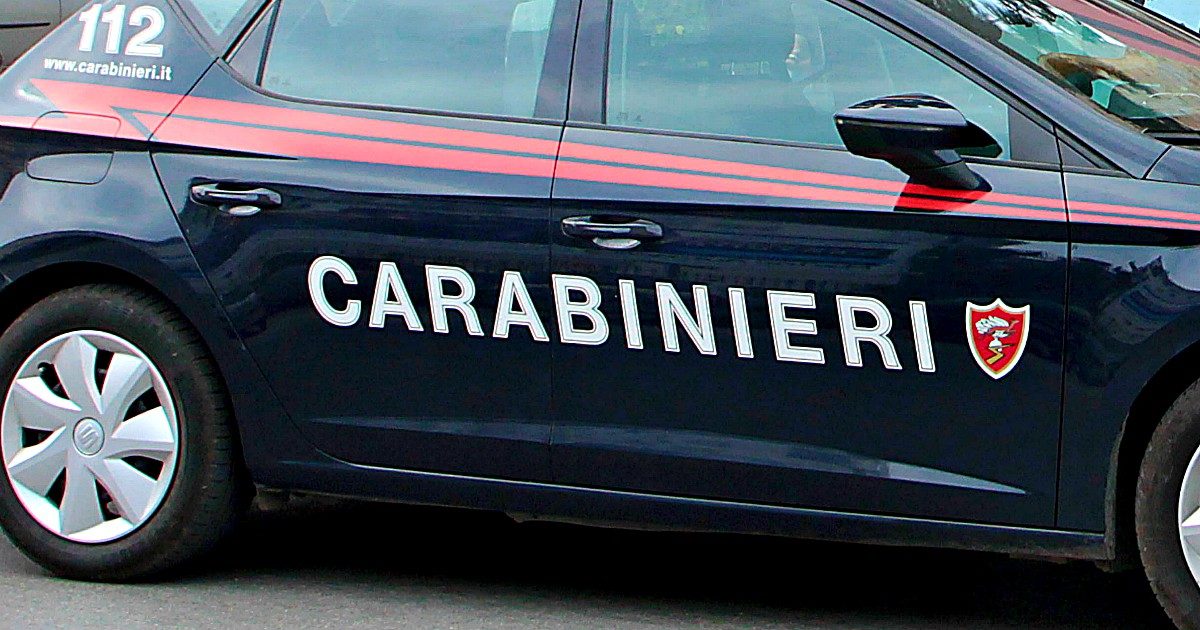 Donna nuda si sdraia sul cofano di un’auto dei carabinieri: portata via in ambulanza