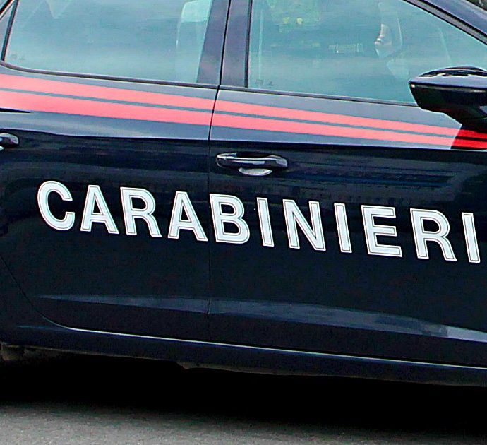 Donna nuda si sdraia sul cofano di un’auto dei carabinieri: portata via in ambulanza