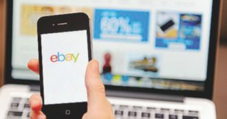 Copertina di Beppe Grillo “espulso” da eBay per la pietra pomice “anti stupidità”: in risposta il comico ironizza improvvisando un mercatino