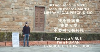 Coronavirus, il flash mob del giovane italo-cinese contro il pregiudizio. In piazza a Firenze con benda e mascherina: “Io non sono un virus”