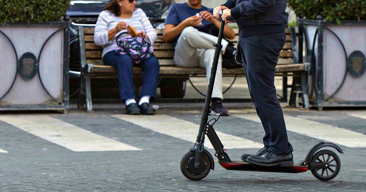 Ragazzo sfreccia in tangenziale su un monopattino elettrico tra auto e camion: il video diventa virale e scatta la polemica