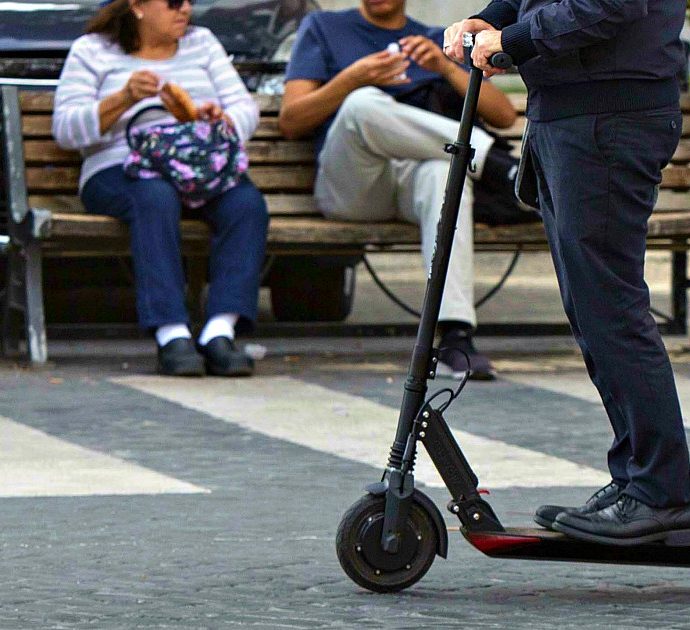 Ragazzo sfreccia in tangenziale su un monopattino elettrico tra auto e camion: il video diventa virale e scatta la polemica